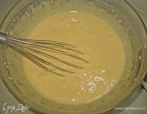 Растираем оставшийся сахар с желтками