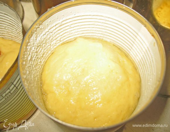 Посте того как тесто подошло выкладываем его в формочки. Формочки предварительно смазать растительным маслом и посыпать мукой. От тесто отрываем кусочек необходимый нам по размеру и загибая края вниз формируем шарик. Сформированный шарик положить в форму, он должен занимать чуть меньше объема формы. После того как разложили наши тесто по формочкам дать ему подойти, где-то час. 