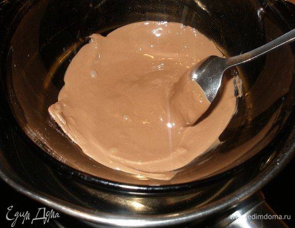  Растопить шоколад на водяной бане,затем остудить до теплого состояния (примерно 38 градусов).Шоколад при такой температуре  не застынет,но будит плотным,поэтому ляжет на шарик довольно равномерно и не будет сильно растекаться.