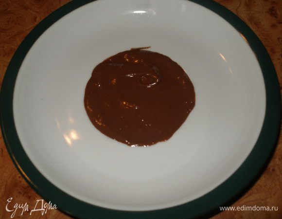 На блюдце поставить  кляксу из шоколада.