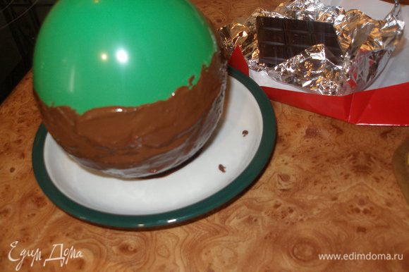 На нее поставить шарик в шоколаде(как видите,здесь уже зеленый шарик....соответственно,моя жизнь и кухня уже в шОкОладе:)) Дать шоколаду застыть при комнатной температуре,затем переложите в холодильник.До полного застывания.