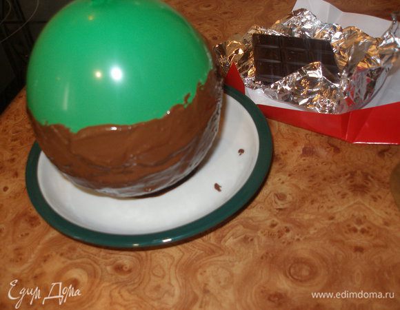 На нее поставить шарик в шоколаде(как видите,здесь уже зеленый шарик....соответственно,моя жизнь и кухня уже в шОкОладе:)) Дать шоколаду застыть при комнатной температуре,затем переложите в холодильник.До полного застывания.