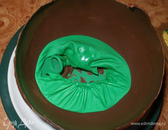 Достать шоколадный шарик из холодильника,аккуратно проткнуть иголкой,и осторожно извлечь его из шоколадной оболочки.