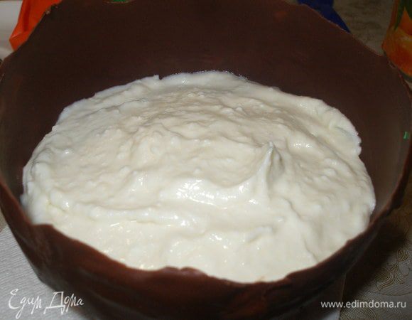  Наполнить шоколадную заготовку творожным муссом.
