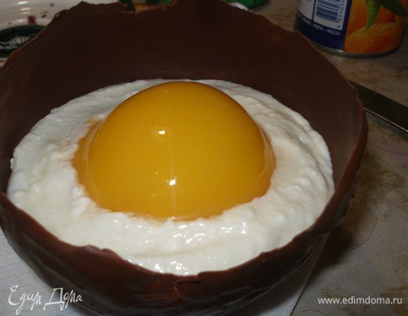  Для имитации желтка в центр "шоколадного яйца"положить половинку персика.До подачи на стол,десерт держать в холодильнике!