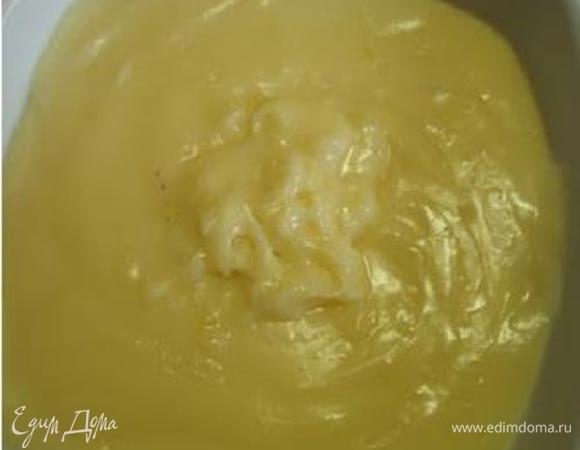 Варим крем: с лимонов снять цедру и выдавить сок, подсыпать сахар и вбить яйца, хорошенько взбить, влить молоко и поставить на слабый огонь. Варить постоянно помешивая до загустения. Охладить.