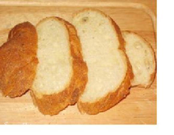 Нарезать ломтиками хлеб, срезать корки, придать форму прямоугольников. В смазанную сливочным маслом форму вылить половину крема, в него утопить хлеб, залить оставшемся кремом, дать настояться мин 5. 