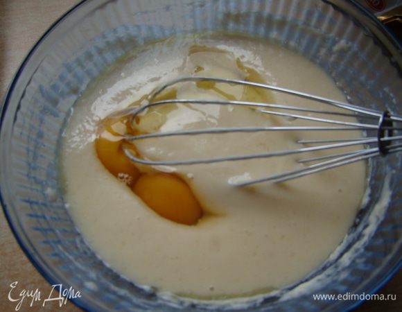 Добавим сахар, яйца, растопленное охлажденное масло, лимон
