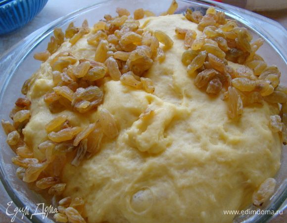 Добавляем изюм и орехи, вымешиваем хорошо тесто, оставляем подходить