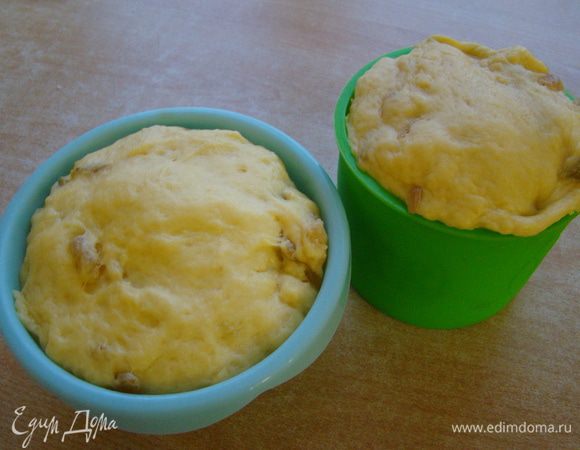 Раскладываем тесто (1/3 формы), даем поднятся, выпекаем при 175"С около 40-60 минут (в зависимости от формы)