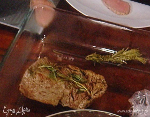 Небольшой кусочек телятины посолить, поперчить, обложить вокруг травками (какие есть), чесноком, обжарить на сковороде и запекать в разогретой духовке при 150° в течении 20 мин. Оствить отдыхать в сторону, завернув  в фольгу. 