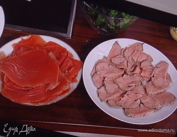 Тунец нарезать очень тонкими пластинами. Рыба будет резаться легче, если её предварительно поместить в морозилку, чтоб она маленько прихватилась. Телятину так же нарезать тонко.