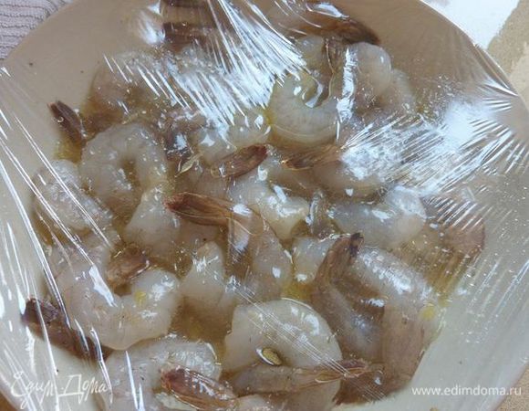 Накрыть полиэтиленовой пленкой и поставить в холодильник на 20 минут.