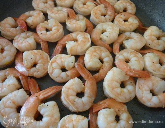 Разогрейте сковородку. Жарить креветки до не прозрачности,  минут 6, переворачивать иногда. Подавать креветки с лимоном.
