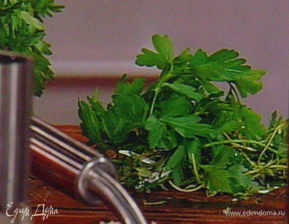 петрушку мелко нарезать. 