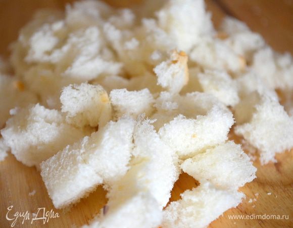 у хлеба срезать корки и мякиш нарезать на кубики