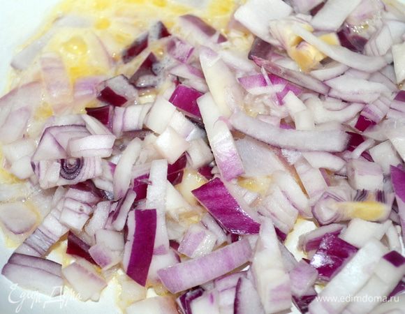 разогреть 30 гр сливочного масла, обжарить на нем лук до золотистого цвета