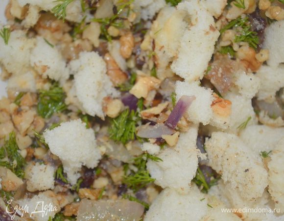 смешиваем хлеб, орехи, зелень и остывший лук, заливаем все яично-молочной смесью, солим, перчим, добавляем орегано (1,2 ч. ложки) или другую любимую приправу 