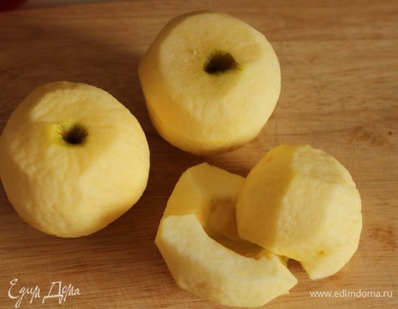 Разрезать пополам и удалить сердцевину.