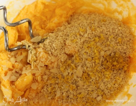 Взбить масло с сахарной пудрой до пышности. Постепенно по одному ввести желтки, потом миндаль и цедру. 