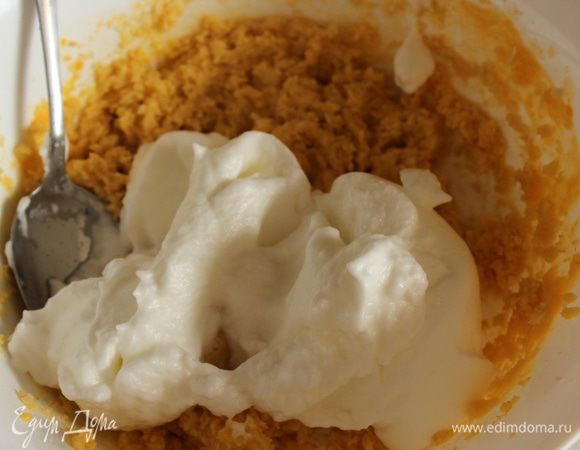 Отдельно взбить белки в устойчивую пену. Ввести в основную массу и хорошо перемешать. Не взбивать!