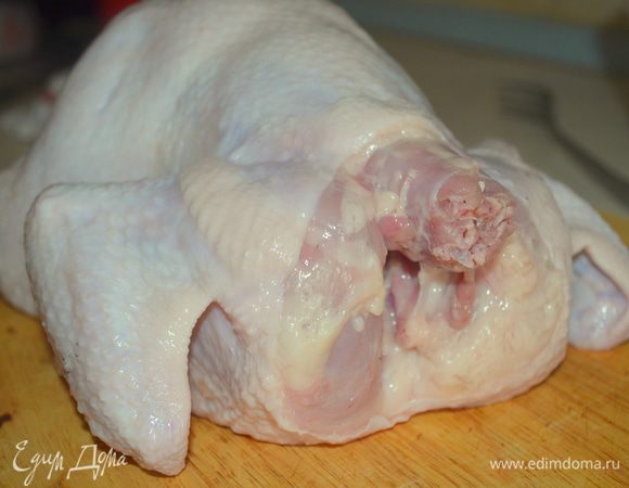 цыпленка помыть, обсушить, натереть солью