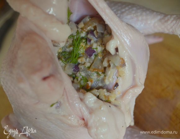 нафаршировать начинкой, закрепить зубочистками