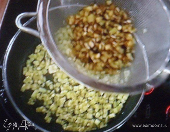 Зажарку откинуть на сито, дать стечь лишней жидкости, остудить.