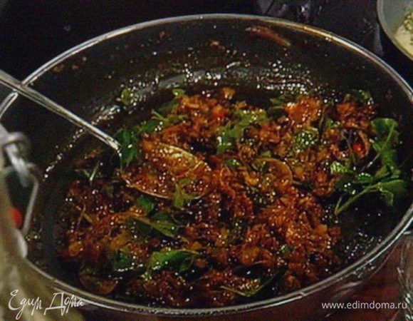 Томат смешать с овощным бульоном и мёдом. Остывшие баклажаны, петрушку смешать с томатным соусом, приправить солью, перцем и перцем чили (по желанию).


