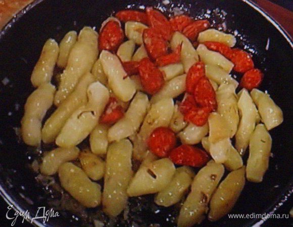 Картошку сварить в мундире. Остудить, очистить.
Оставшийся шалот мелко накрошить, 1/2 чили мелко порезать, изъяв семена.  Колбаску так же порезать колечками. Картошку поджарить на разогретом масле до золотистого цвета. Под конец добавить чоризо, маслины, чили и шалот и регулярно помешивая довести до готовности. Посыпать шнитлуком, солью и перцем. 