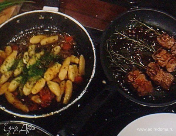 Шашлыки обжарить со всех сторон на разогретой сковороде с маслом, приправить солью и перцем.

 
