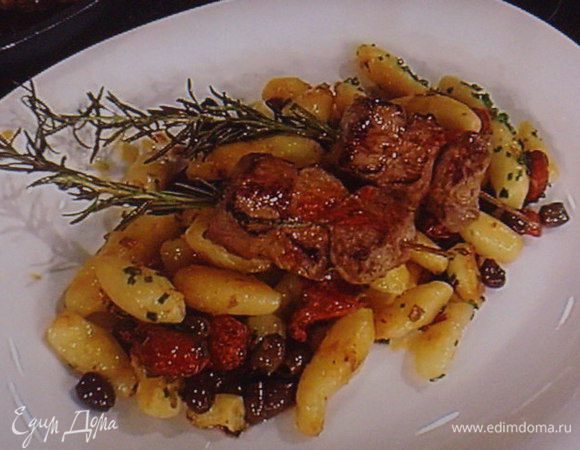 Подавать шашлыки на подушка из молодого картофеля с икрой из баклажана. Приятного аппетита!



