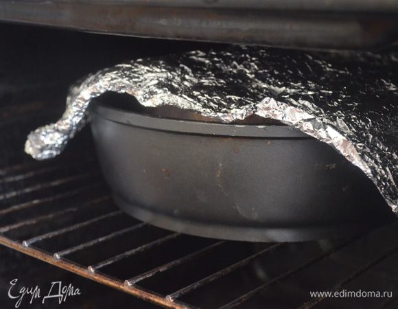 выпекаем так: под фольгой при 200 гр. 1 час, затем фольгу убрать и выпекать еще 30 минут до золотистой корочке 
