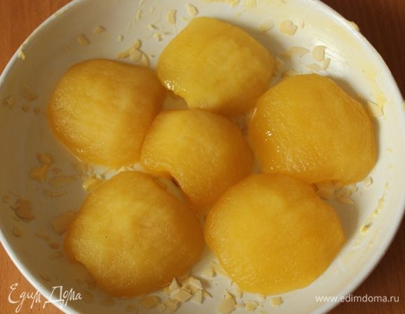 Выложить яблоки срезом вниз.