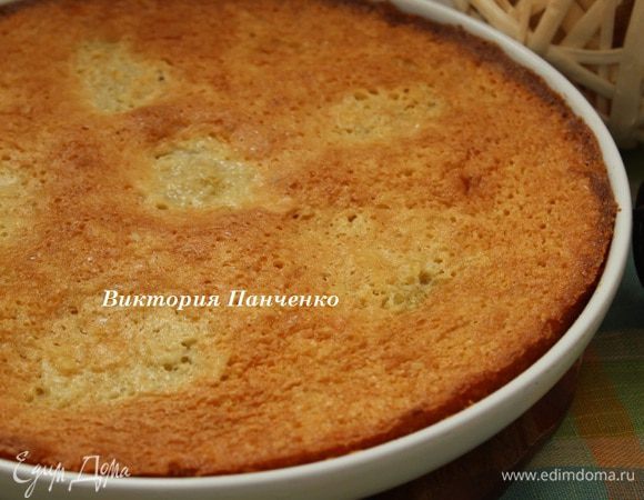 Духовку предварительно разогреть до 180 градусов. Выпекать торт около 20 минут до румяной корочки.