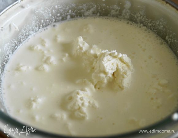 В чаше соединить молоко и сливочный сыр, поставить на водяную баню и перемешивать венчиком до полного соединения и образования однородной массы. Ни в коем случае не доводить до очень горячего состояния. Снять с водяной бани.