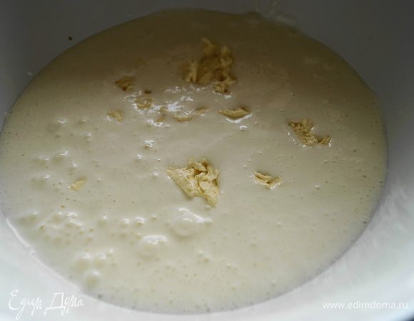 Добавить к массе размягченное сливочное масло и перемешать.