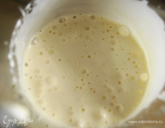 Яичные желтки взбиваем с 40 граммами сахара до пышной белой массы.