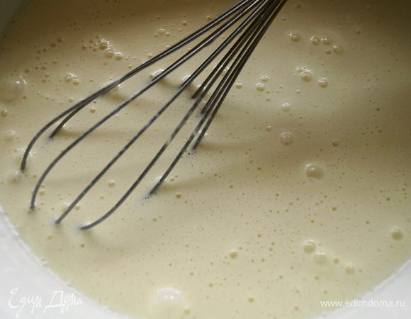 К молочной смеси добавить взбитые желтки и аккуратно перемешать.