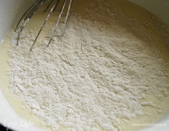 К готовой массе добавляем просеянную муку и крахмал, перемешиваем до однородного состояния без комочков.