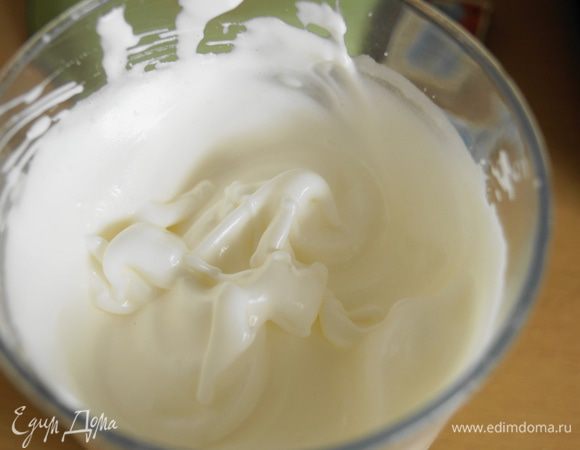 Белки взбить в отдельной чаше с сахаром до образования мягких пиков.