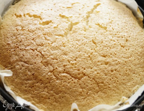 Вынуть чизкейк из духовки, остудить. После чего аккуратно снимаем форму и бумагу для выпечки.