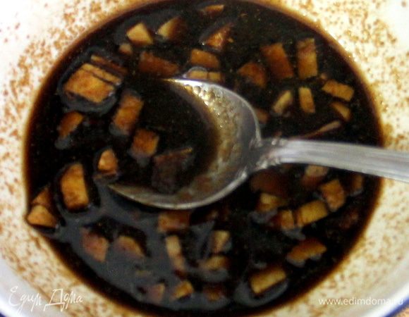 Готовим соус. Имбирный корень мелко режем. Смешиваем в небольшой емкости соевый соус, коричневый сахар, корень имбиря, оливковое масло, вино и крахма.