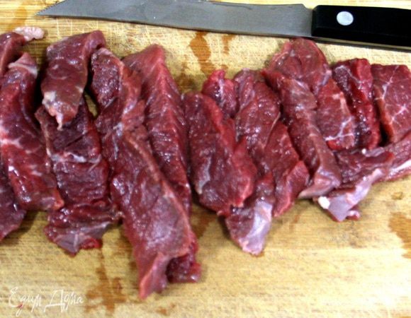 Теперь нарезаем небольшими полосками говядину.