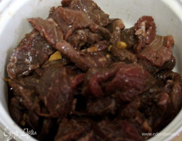 Говядину заливаем приготовленный соусом и оставляем на час, чтобы пропиталась.