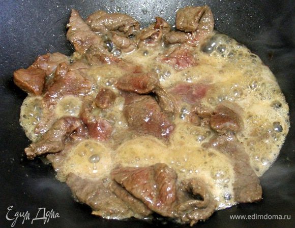 В вок кладем мясо и выливаем весь соус и тушим  до полуготовности. 