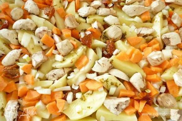 Затем слой нарезанного мелко лука,морковь кусочками и грибы.Слегка посолить.