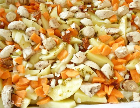 Затем слой нарезанного мелко лука,морковь кусочками и грибы.Слегка посолить.