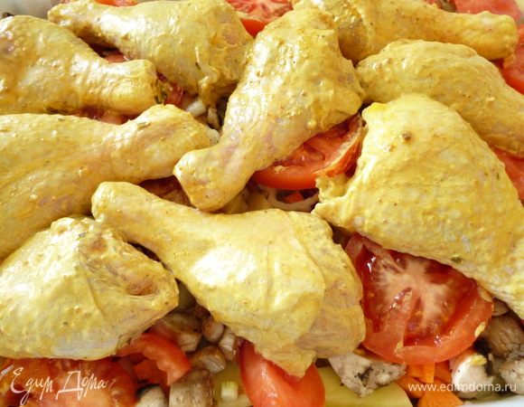 Выкладываем куриные голени и между ними распределить кусочки оставшихся вяленых помидор.