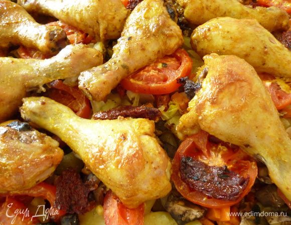 Плотно закрыть фольгой и поставить запекаться в духовку при температуре 170 градусов на 1 час.Затем снять фольгу и дать мясу зарумяниться.Все,жаркое готово.При подаче по желанию можно приправить толченым с солью и зеленью чесноком.Приятного вам аппетита!